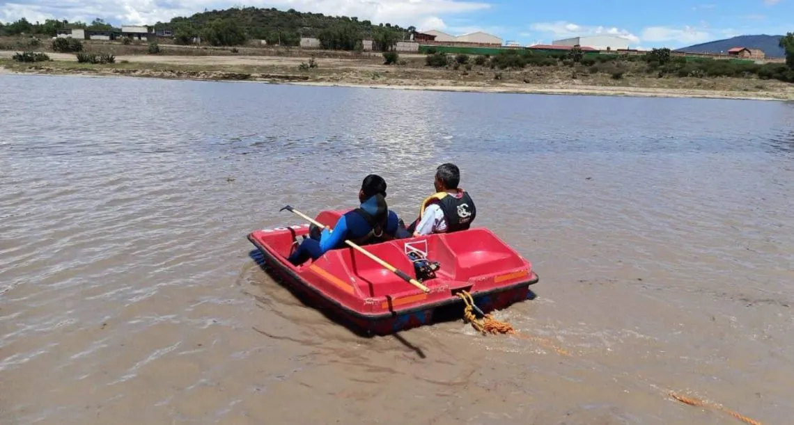 Rescatan camioneta hundida en presa de Temascalapa