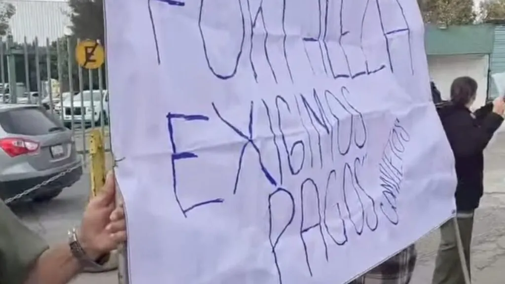 Trabajadores de empresa de limpieza bloquean vialidad frente al Hospital Villada en Cuautitlán