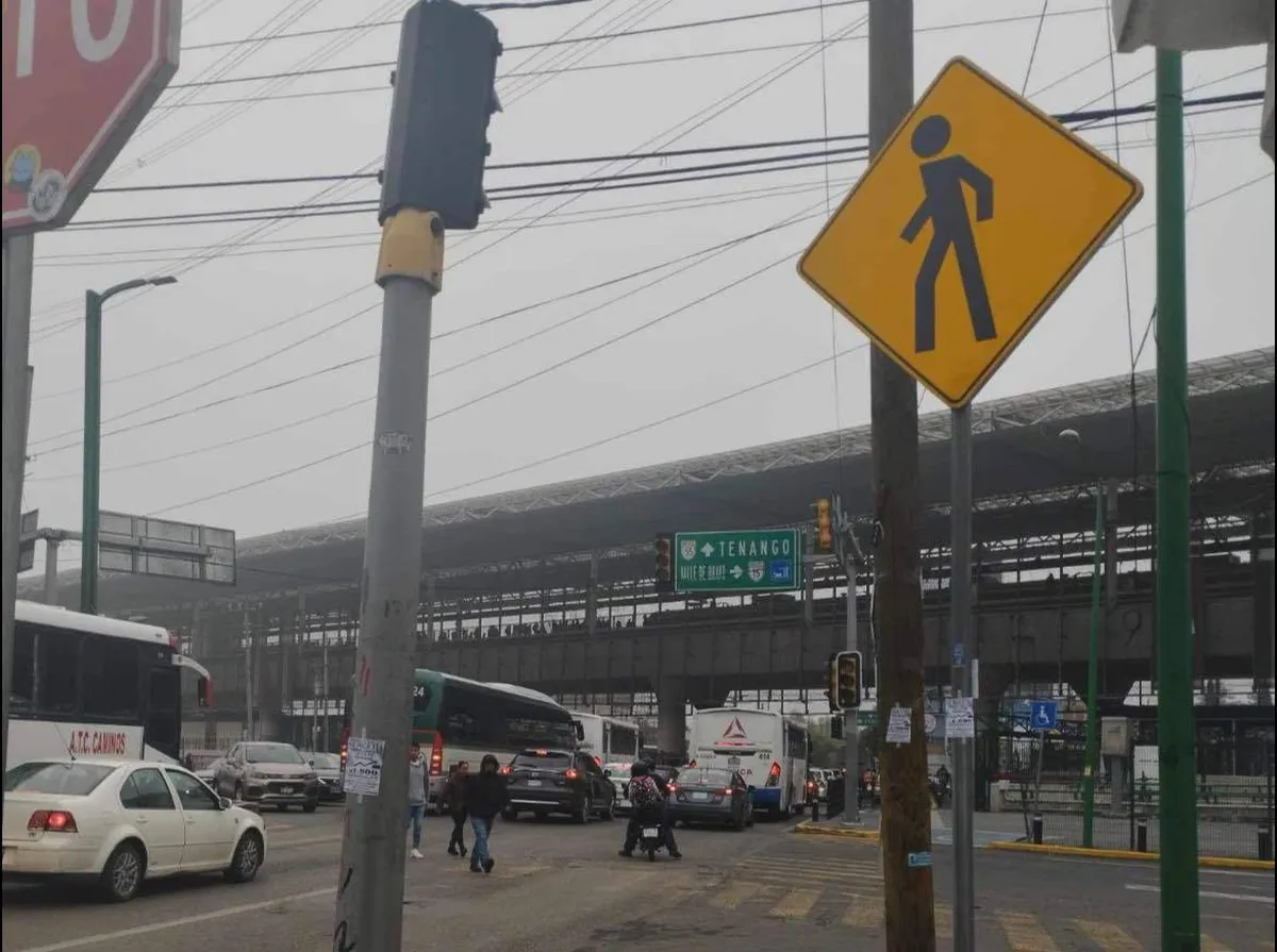 ¡Cuidado! Caos vial en el cruce de Pino Suárez y Las Torres, no sirven los semáforos
