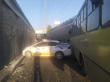 Se recomienda reducir la velocidad, evitar frenados bruscos y considerar rutas alternas.