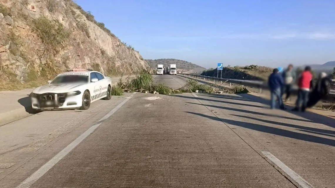 Suma más de 30 horas bloqueo en el Arco Norte (Video)