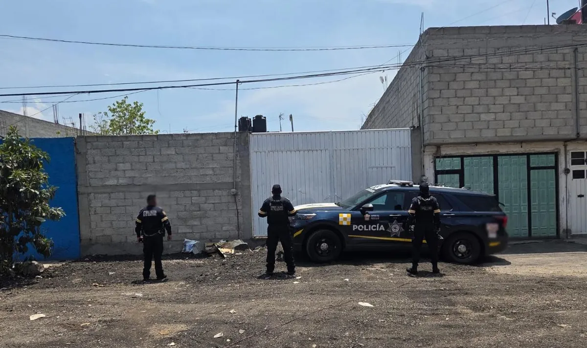 Autoridades recuperan vehículo robado y aseguran predio con autopartes en Ecatepec