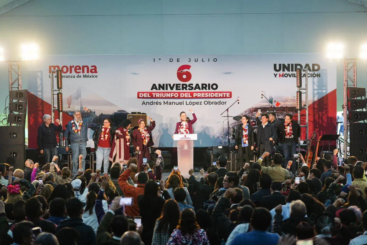 En el marco de la celebración del sexto aniversario del triunfo del actual presidente, López Obrador, en el Complejo Cultural de Los Pinos, Sheinbaum Pardo hizo un llamado a la militancia morenista para hablar sobre la reforma al Poder Judicial. Foto: Captura