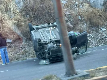 Precaución en la carretera se volcó un auto en la zona de curvas de presa Madín