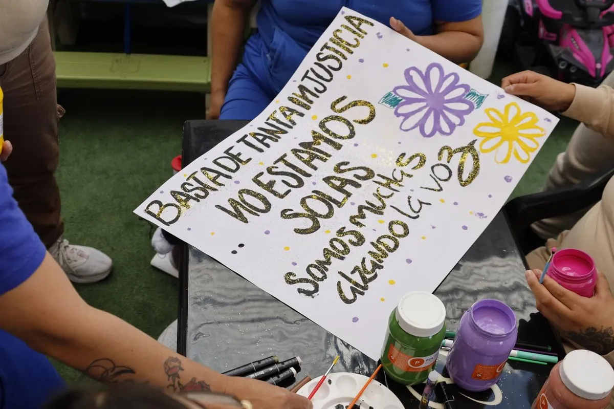 Entre cartulinas y pinturas, en un ambiente de compañerismo, plasmaron mensajes orientados a la construcción de un futuro en el que todas las mujeres puedan vivir libres de discriminación y violencia.