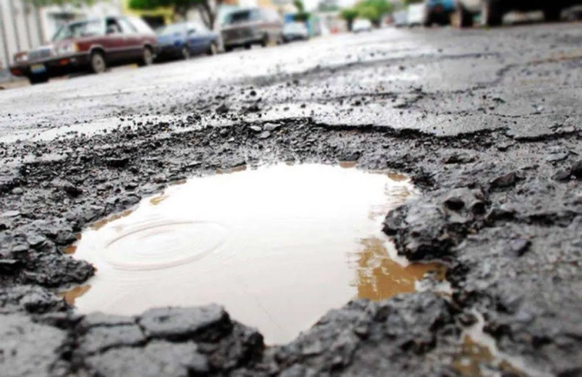 Edomex: baches ponen en peligro a automovilistas, lo registran en video