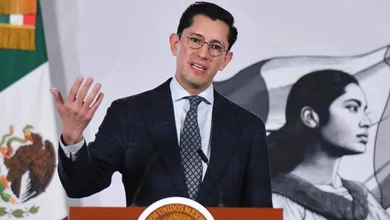 Roberto Velasco durante la conferencia donde presentó el informe sobre las denuncias por la muerte de mexicanos vinculada al ICE.