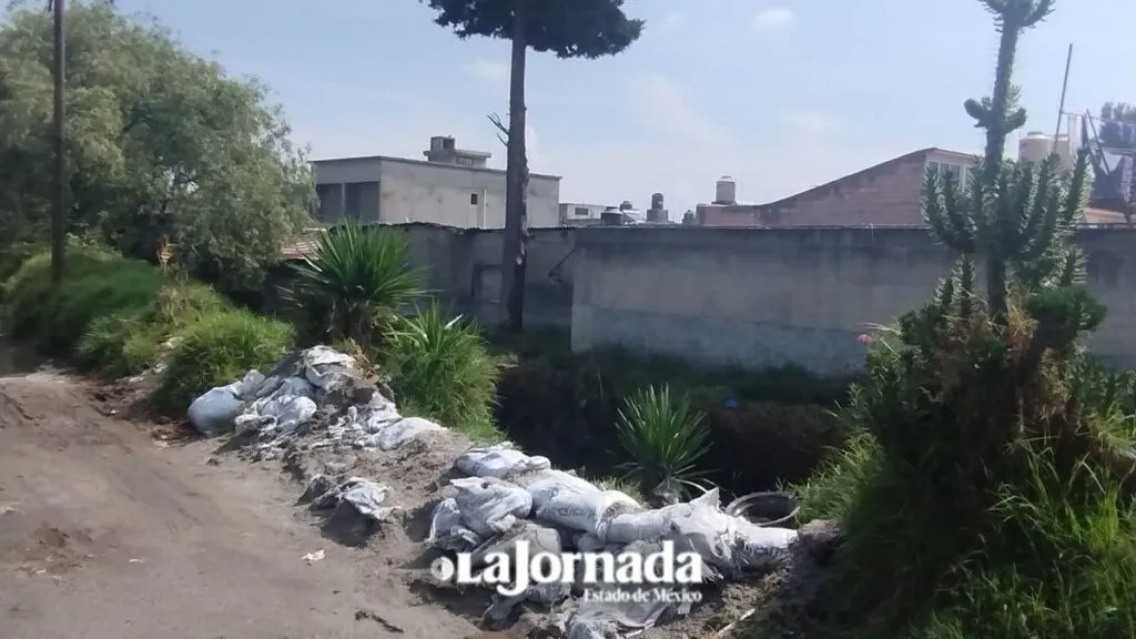 Temporada de lluvias preocupa a vecinos de Totoltepec, piden desazolve de canal