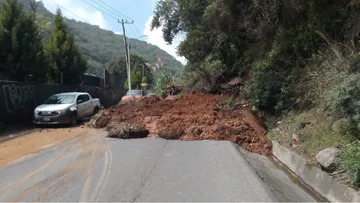 Cierran carretera Naucalpan-Huixquilucan por riesgo de deslaves