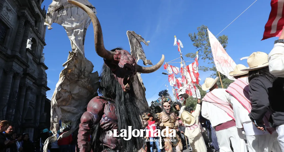 Carnavaleros de San Andrés Cuexcontitlán, llenan a Toluca de baile