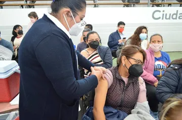 Llega refuerzo de vacuna Covid para los de 40 a 49 años a 51 municipios más