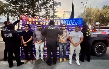 En una camioneta les encontraron nueve borregos reportados como robados en San Cristóbal Huichochitlán; además, otra víctima los señaló por el presunto robo de una vaca.