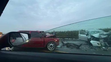 Automovilistas enfrentan tráfico tras accidente en la laguna de Tultepec.
