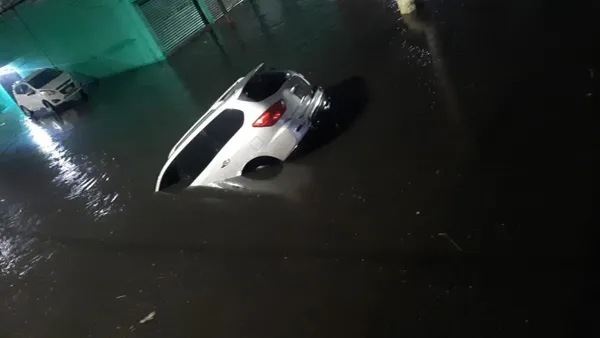 Un auto cayó en un socavón provocado por las obras que se realizan en Chalco con el propósito de evitar inundaciones.