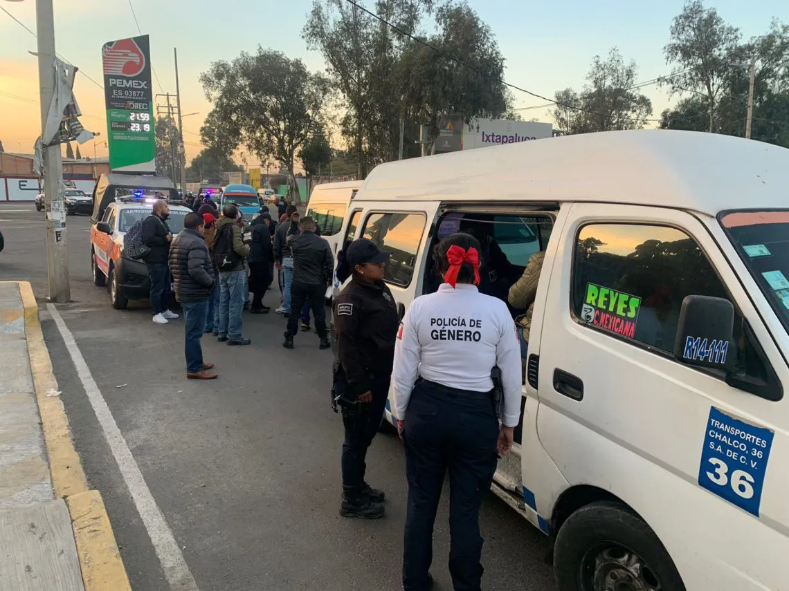 Elementos de la Policía de Género realiza campaña informativa en transporte público