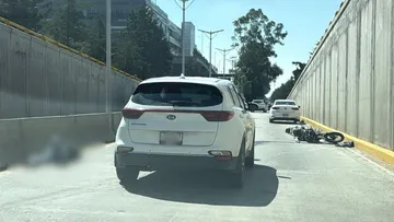 Motociclista es embestido en el deprimido de Chiluca; hay tráfico en la zona
