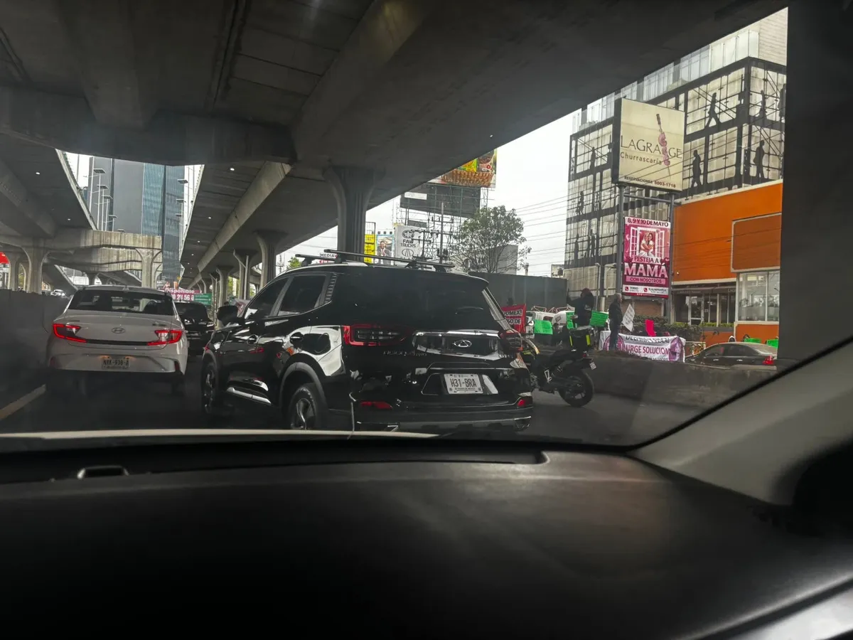 Manifestación reduce carriles en Periférico Norte, Naucalpan