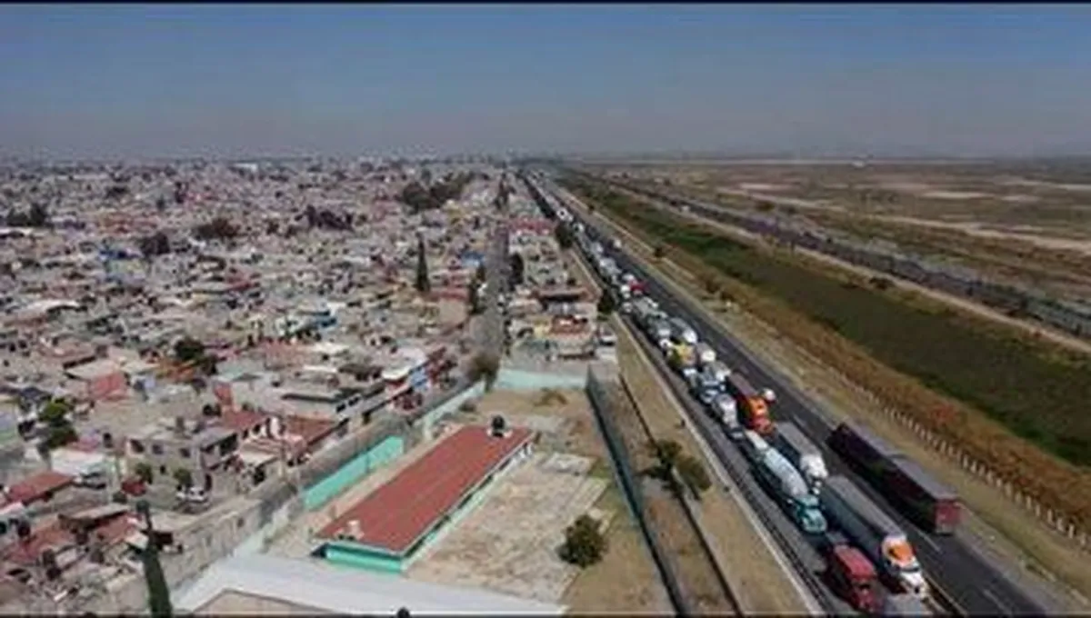 Cerrado ambos sentidos por bloqueo en el Circuito Exterior Mexiquense