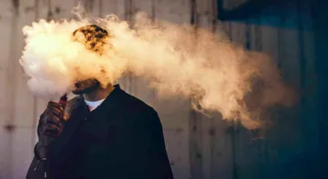 Tabacaleras buscan nuevos consumidores con vapeadores y bolsas de nicotina