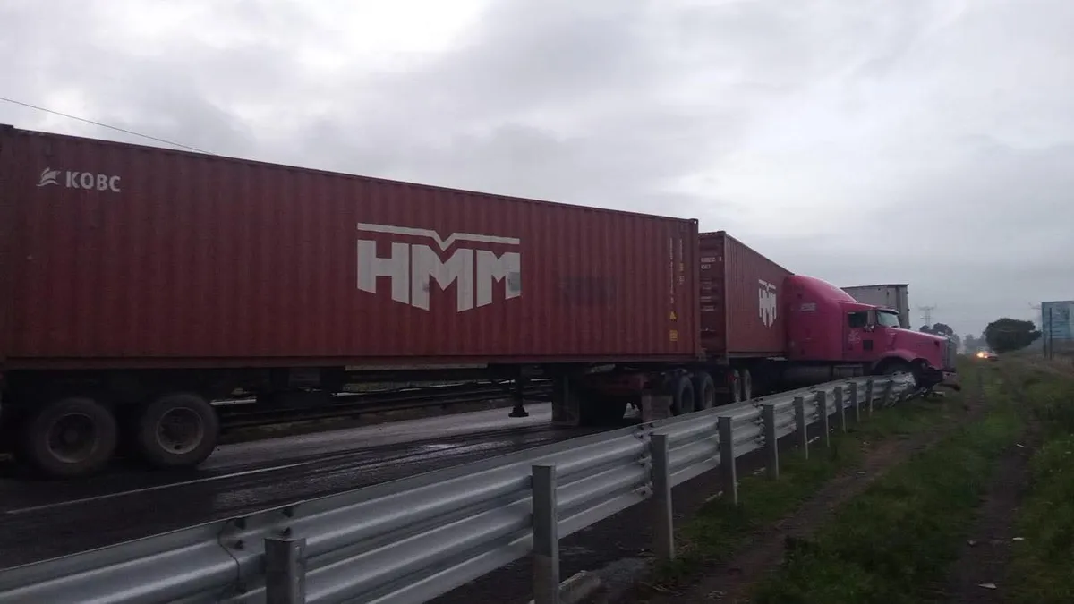 Autoridades de seguridad y cuerpos de emergencia se encuentran en la zona trabajando para retirar la pesada unidad y restablecer el tránsito.