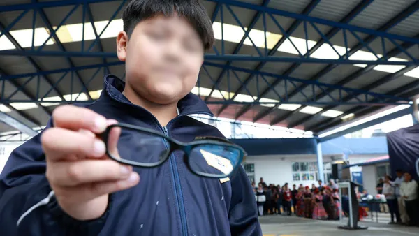 Huixquilucan beneficia a más de mil 500 estudiantes con lentes y exámenes de la vista