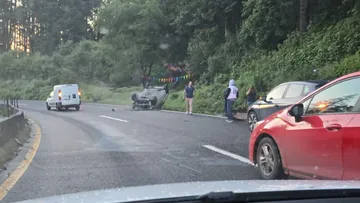 Auto vuelca en la carretera México-Toluca, piden extremar precauciones