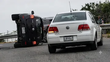 Volcadura de camioneta en curvas de Presa Madín provoca afectaciones viales