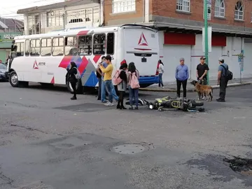 Toluca: Fallece motociclista atropellado por autobús
