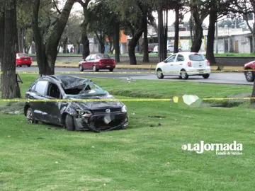 Muere automovilista al volcar en Paseo Tollocan