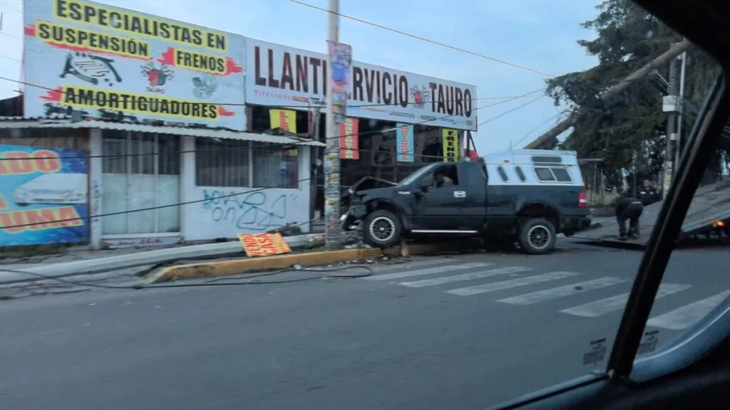Camioneta choca contra poste de luz y provoca afectaciones rumbo a Sauces