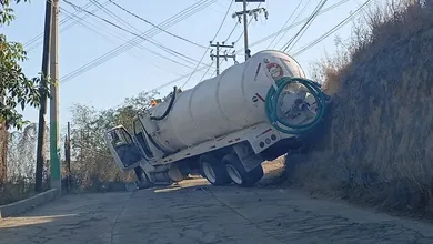 La zona permanece acordonada mientras se realizan las labores correspondientes y el retiro de la unidad.