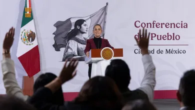 Sheinbaum informó que sostuvo conversaciones con Trump y Carney sobre las negociaciones del T-MEC durante la final del Mundial 2026 y confirmó que este lunes continúan los diálogos comerciales.