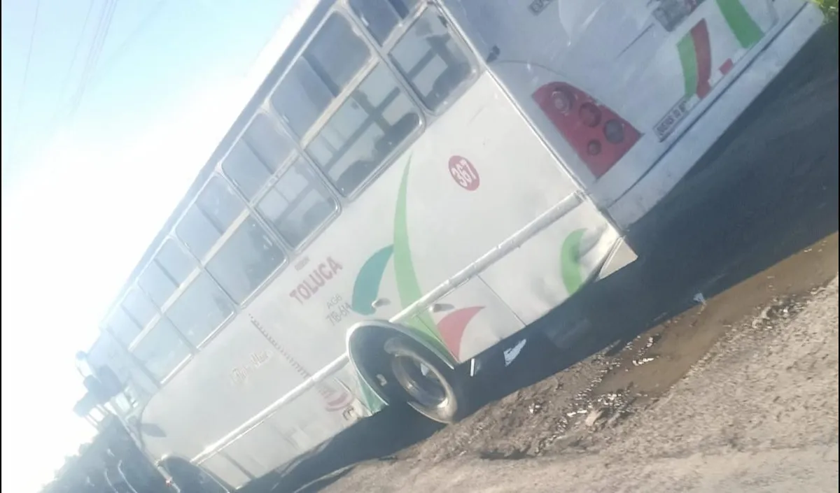 Operadores de Flecha Blanca bloquean carretera libre Toluca-Ixtlahuaca
