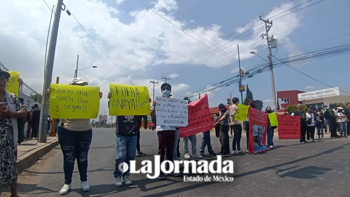 Alumnos de la UAEMéx Neza cierran la av. Bordo de Xochiaca