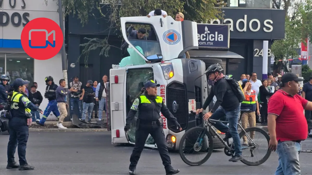 Ambulancia de Protección Civil volcada en Eje Central tras ser impactada por un automóvil particular.