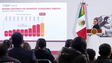 México alcanza máximo histórico en inversión extranjera, destaca Claudia Sheinbaum en Palacio Nacional.