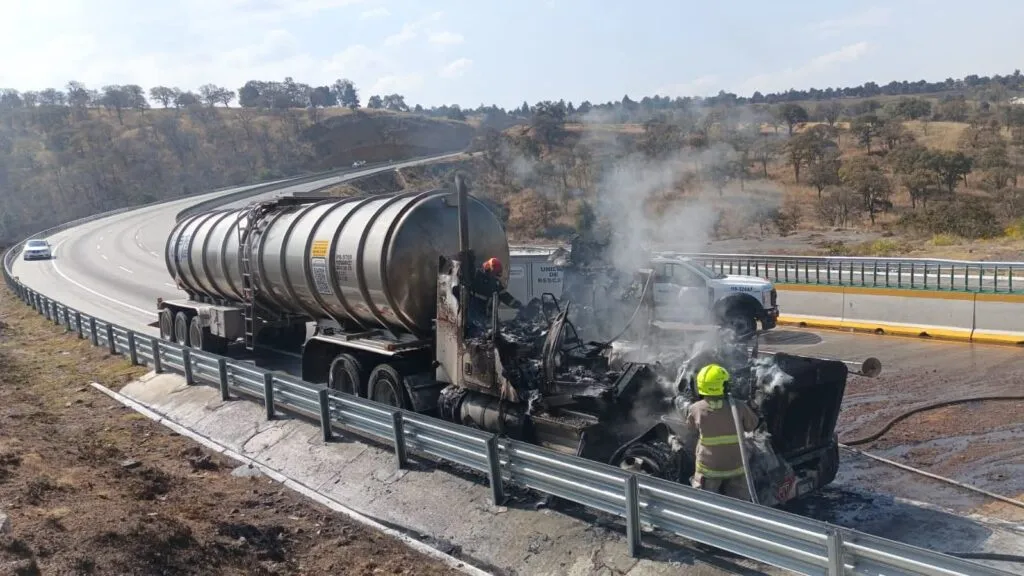 Se incendia la cabina de tractocamión con turbosina