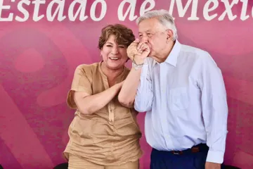 AMLO besa mano a gobernadora y alcaldesa de Texcoco tras polémica generada en Tecámac