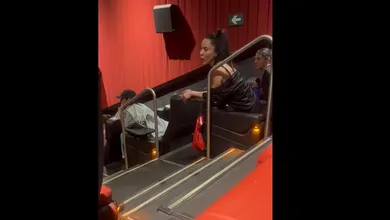 La mujer, quien aparentemente dice llamarse Ariana Zambrano, causo revuelo en las redes sociales al ser grabada cuando discutía con las personas de toda una sala. Foto: Captura