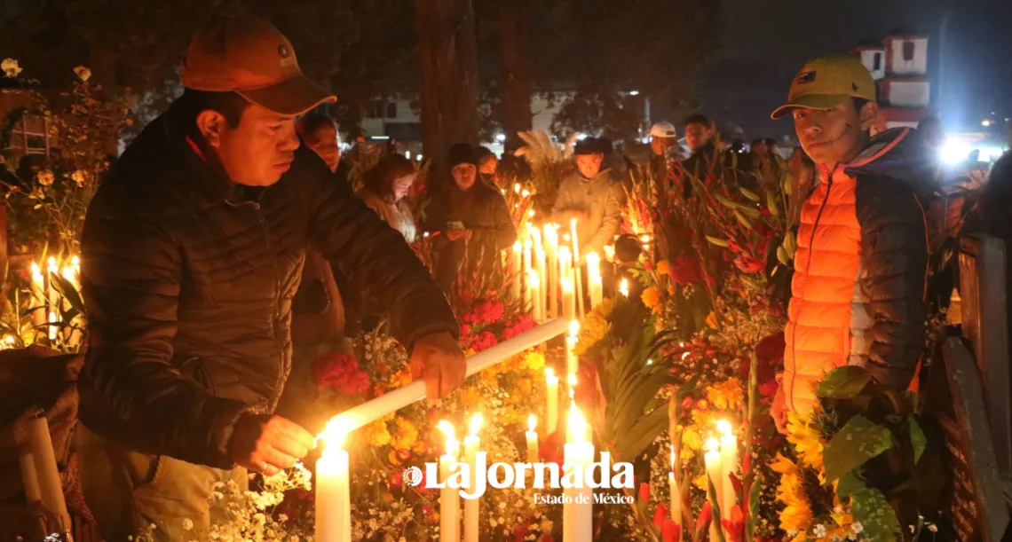 Calixtlahuaca: Celebran “Noche de Velas” en el panteón