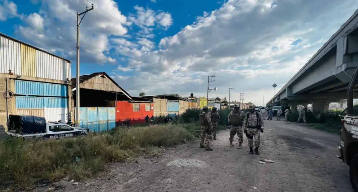 Ecatepec: Aseguran toma clandestina y bidones llenos de gasolina