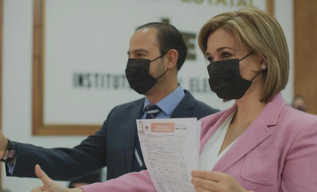 El dirigente nacional del PAN, Marko Cortés, y María Eugenia Campos, durante el registro de ésta como candidata a la gubernatura ante el Instituto Estatal Electoral de Chihuahua, el pasado 15 de marzo e 2021. Foto tomada del Twitter de @MaruCampos_G