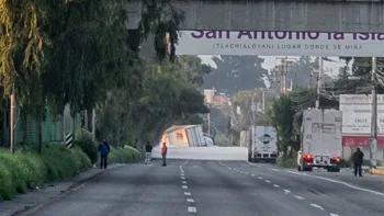 La circulación permanece detenida en ambos sentidos mientras cuerpos de emergencia atienden el incidente.