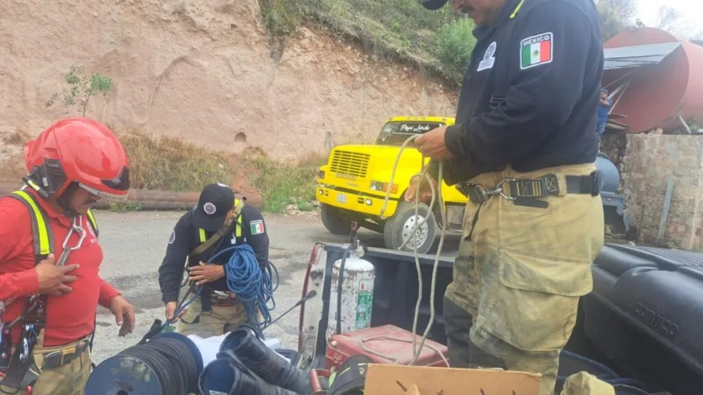 Texcoco: Rescatan a un perrito atrapado en una mina [VIDEO]