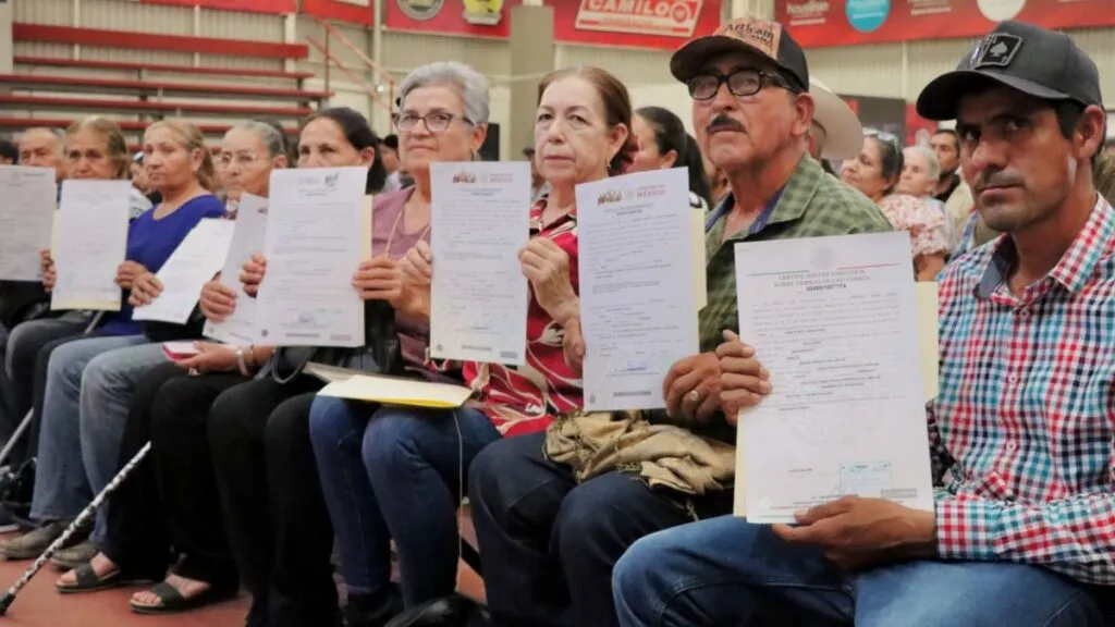 Dan certeza jurídica a más de 2 mil familias de Badiraguato; autoridades estatales y municipales entregan títulos de propiedad
