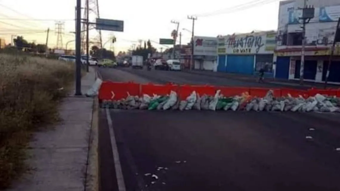 Colapsa circulación en puentes de Calzada Zaragoza
