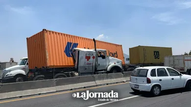 Accidente de Tráiler en Circuito Exterior Mexiquense deja un lesionado