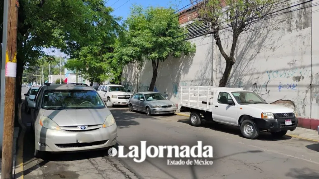 Retiran automóviles estacionados en la calle de Hidalgo, en Toluca