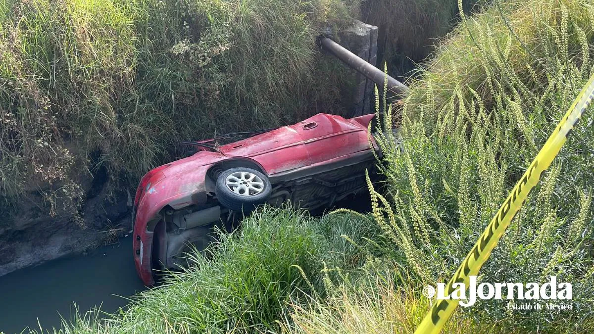 Volcadura de auto en Toluca deja una persona sin vida