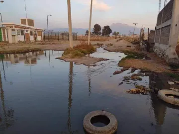 Se desborda canal de aguas negras en Chalco